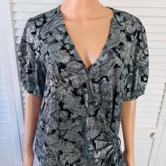 MICHAEL KORS Silver Foil Paisley Wrap V-Neck Shirt Size Large - Picture 2 of 8